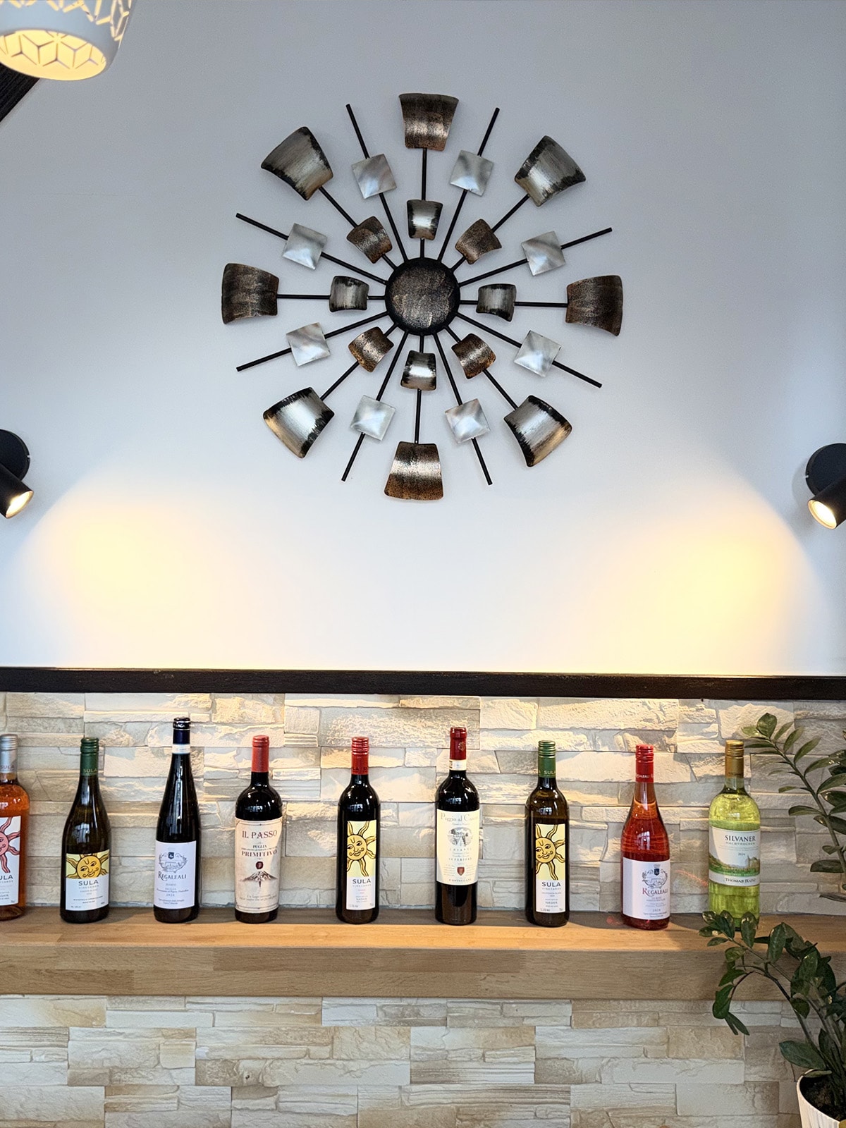 Elegantes Interieur des Hauptspeisesaals mit gedeckten Tischen